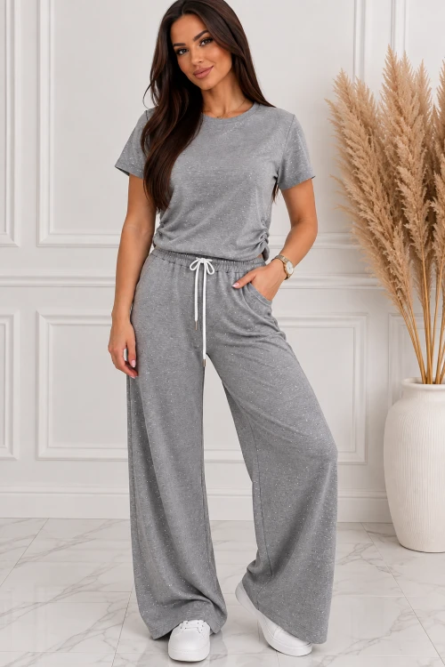 Modelka w szarym komplecie lounge (1).png