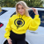 Blondynka w neonowej bluzie na tle SUV-a.png