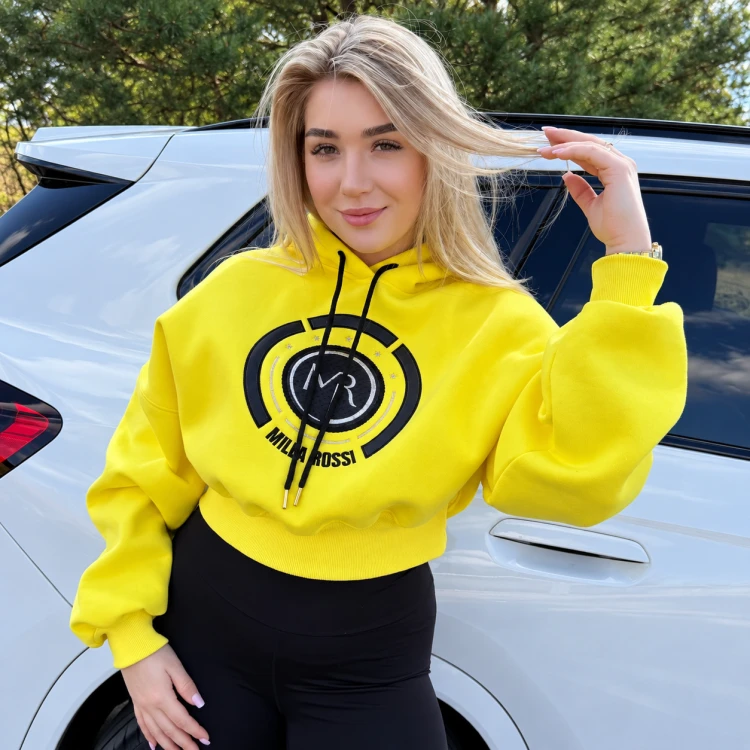 Blondynka w neonowej bluzie na tle SUV-a.png