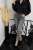 Stylizowana moda w minimalistycznym wnętrzu.png